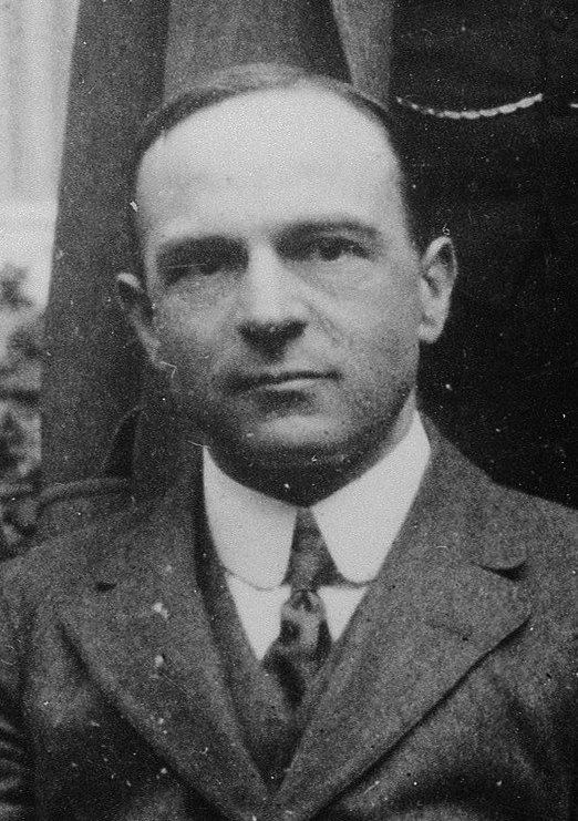Ernest Jones (Freud'la birlikte). 1913 tarihli denemesinde 'tanrı kompleksi' terimini ilk kullanan psikanalist.