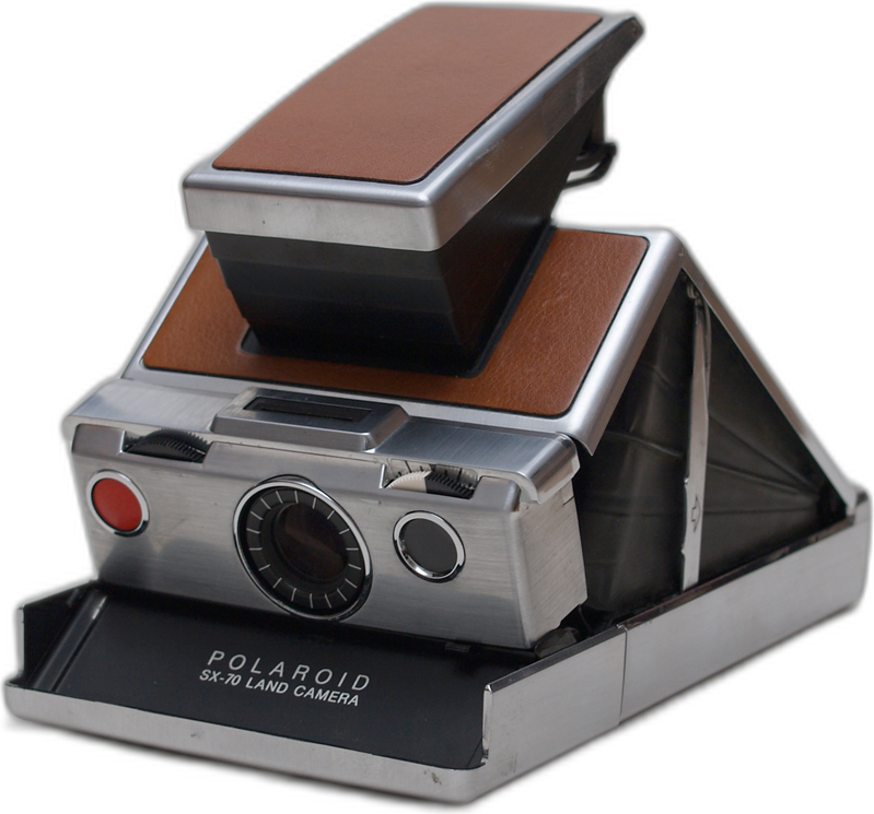Polaroid SX-70. Fotoğrafın çıkması için beklemek gerekiyordu, o bekleme fotoğrafı değerli kılıyordu.