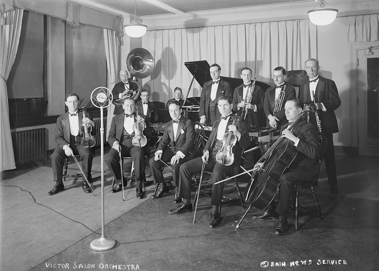 Victor Salon Orkestrası, 1920'lerin ortasında tek bir mikrofonun etrafında. Bir yıl önce aynı müzisyenler pirinç bir koninin ağzına sıkışıyordu.