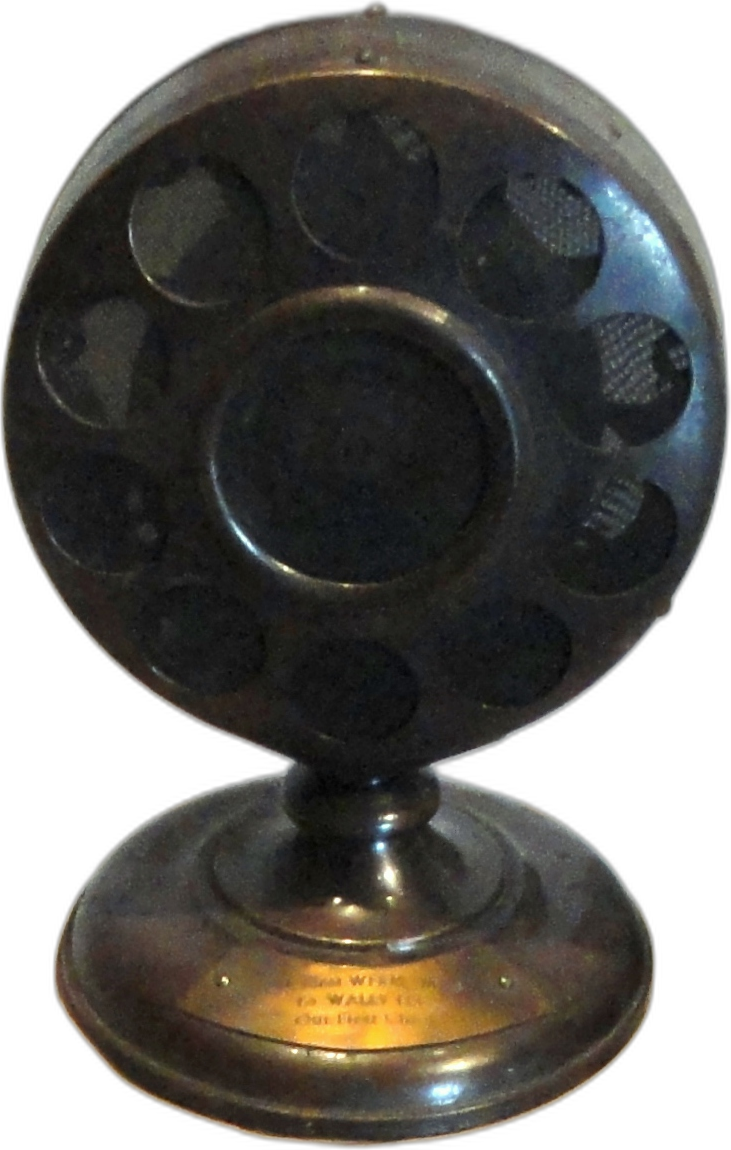 Western Electric çift düğmeli karbon mikrofon. Radyonun ilk yıllarının standart aleti; kondenser mikrofon ondan çok daha geniş bir aralığı duyacaktı.