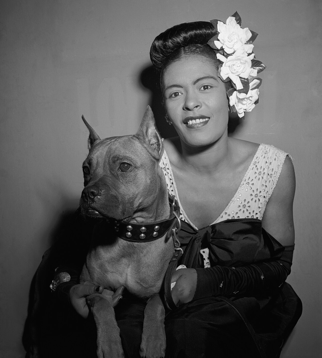Billie Holiday, 1940'lar. Yakından kaydedilince bambaşka bir şeye dönüşen bu ses, koni döneminde salonun arkasına ulaşma yarışında elenirdi.