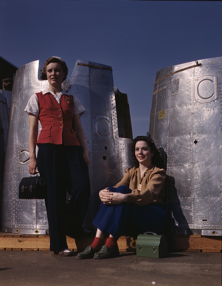 Long Beach'teki Douglas uçak fabrikasında iki işçi, 1942.
