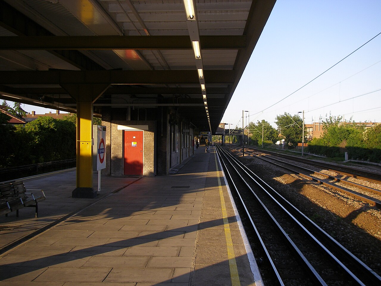 Londra metrosunun Elm Park istasyonu; 2003'te hoparlörlerden klasik müzik çalınmaya başlandı