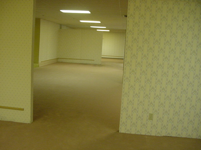 Dsc00161.jpg. 2003'te Wisconsin'in Oshkosh kasabasında, su basmış bir mobilya dükkanının ikinci katı. İnternetin ilk Backrooms fotoğrafı.
