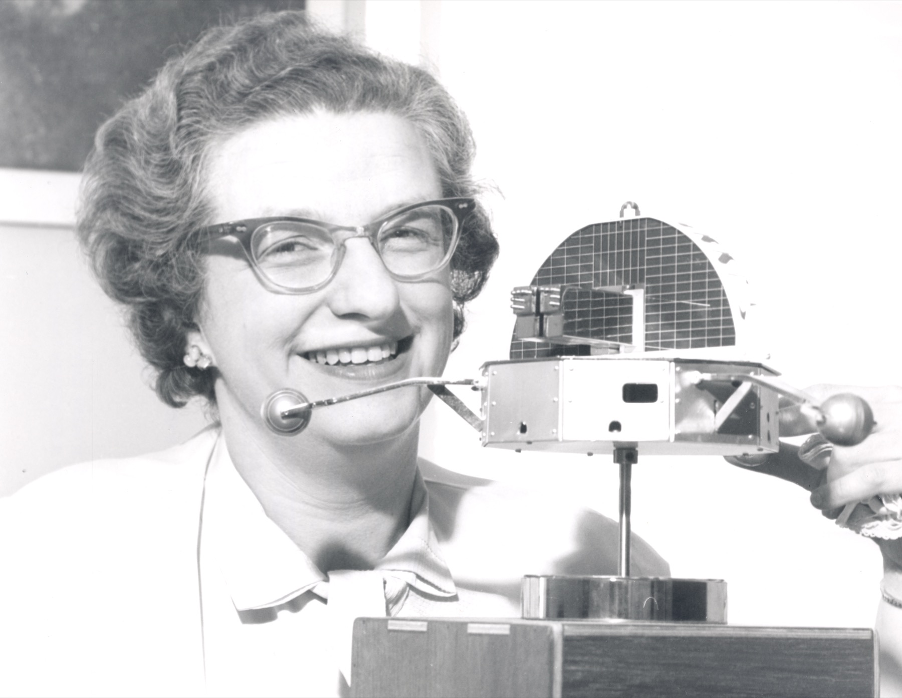 Nancy Grace Roman, NASA'daki ilk yıllarında bir uydu modeliyle. Kurumun ilk astronomi şefi ve ilk kadın yöneticilerinden biriydi.