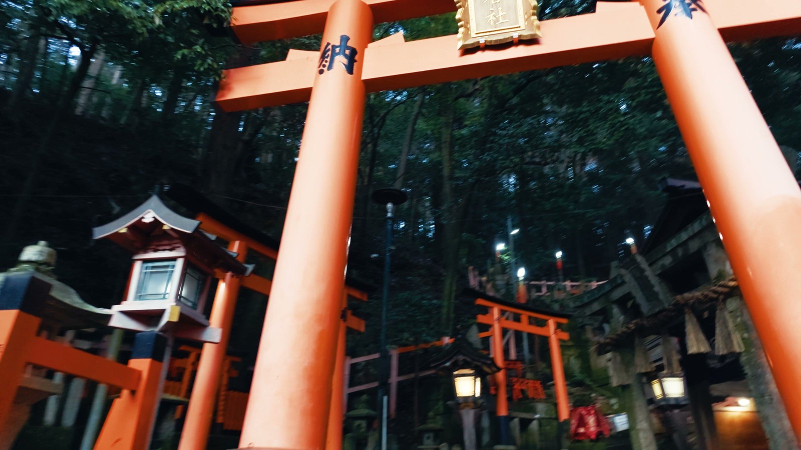 Fushimi Inari, gece. Gündüz bir turistik yer, gece hâlâ bir tapınak.