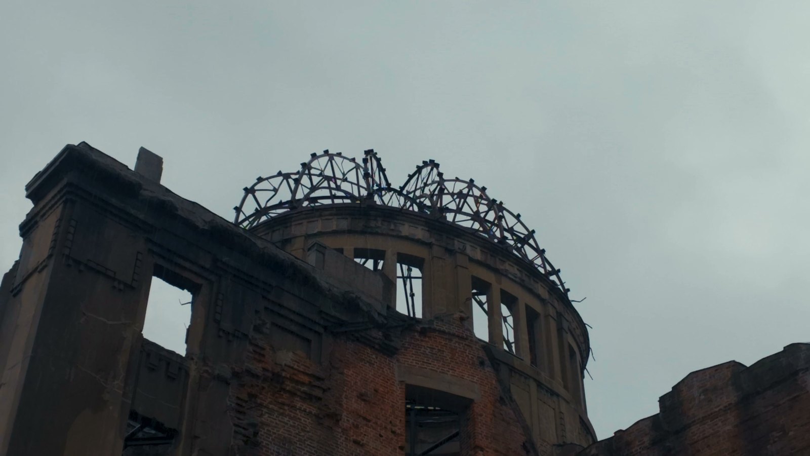 Genbaku Kubbesi. Bomba neredeyse tam üstünde patladığı için iskelet ayakta kaldı; o sabahki haliyle korunuyor.