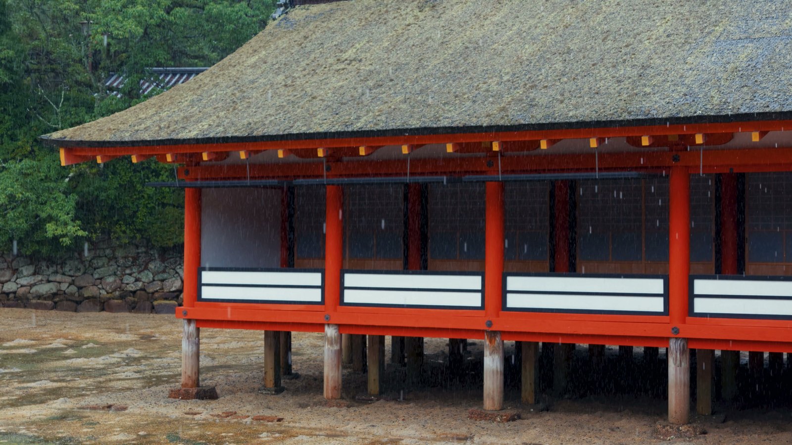 Itsukushima Tapınağı, denizin üstünde kazıklar üzerinde. Sular yükselince tamamı yüzüyormuş gibi görünüyor.