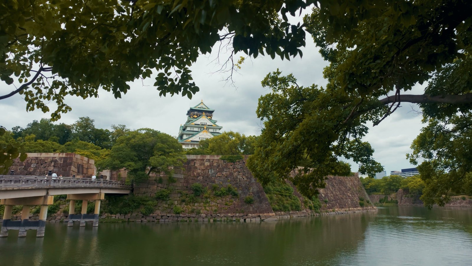 Osaka Kalesi. Otuz dört metrelik taş duvarların altında gömülü bir başka kale var.