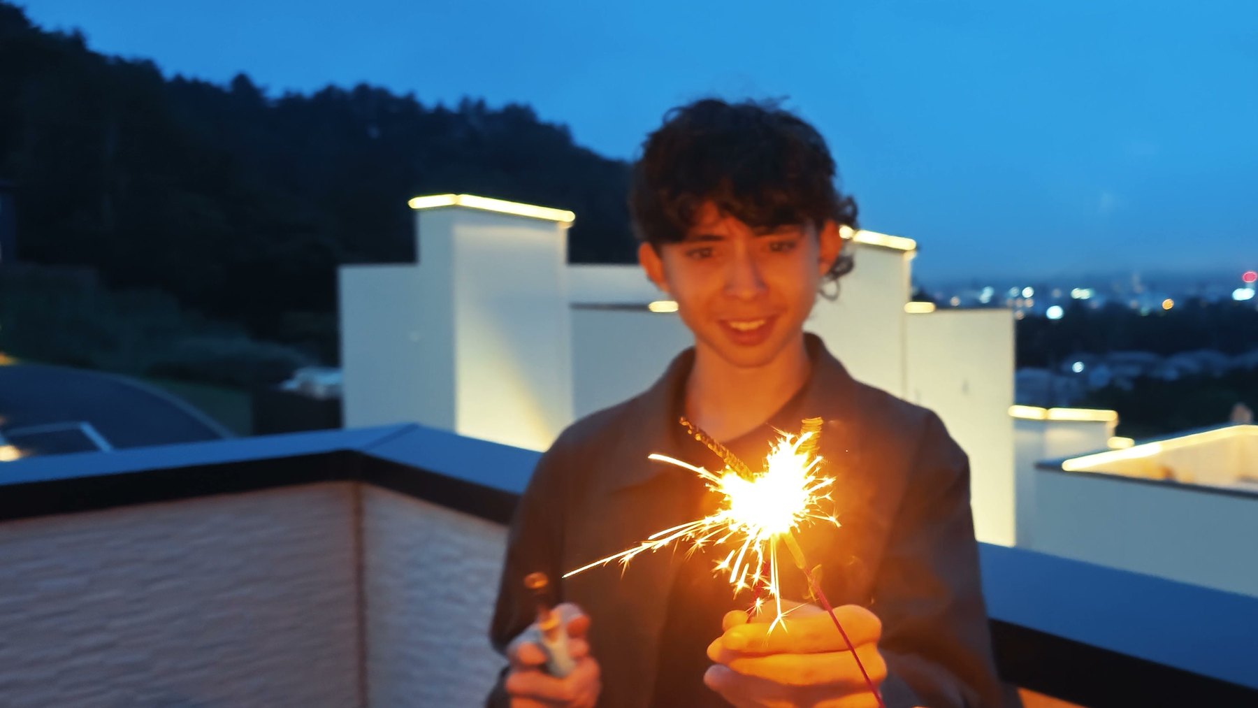 Hanabi, ateş çiçeği. Kısa sürdüğü için değil, kısa sürdüğü için değerli.