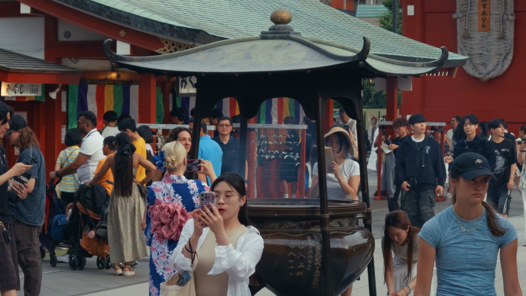 Senso-ji'nin tütsü kazanı. Milyonlarca ziyaretçi, kimsenin göremediği bir heykelin kapısında.