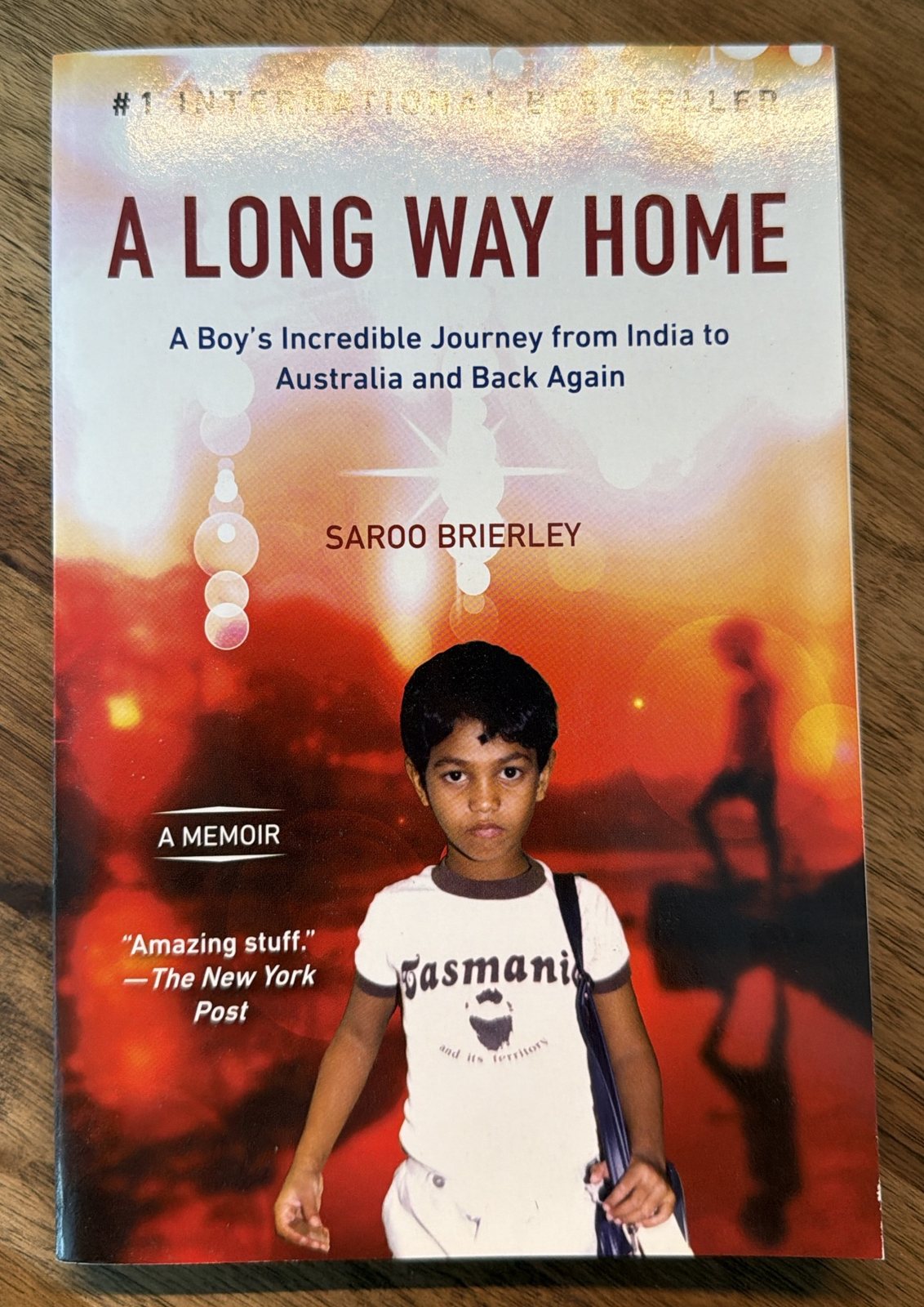 Saroo Brierley'nin anı kitabı A Long Way Home. Kapaktaki çocuk Saroo.